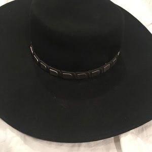 Wide brim hat